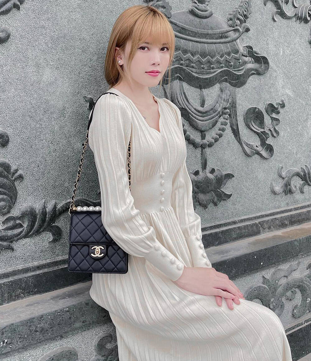 Những thiết kế tông kem, trắng, hồng nhạt... được cô kết hợp với phụ kiện nhẹ nhàng tông xuyệt tông, tạo nên diện mạo nữ tính cho Thiều Bảo Trâm.