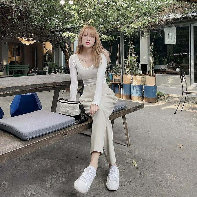 Sau ồn ào chia tay Sơn Tùng M-TP, Thiều Bảo Trâm chuộng phong cách ăn mặc nữ tính, dịu dàng. Nữ ca sĩ diện trang phục ôm sát tôn vóc dáng mảnh mai.