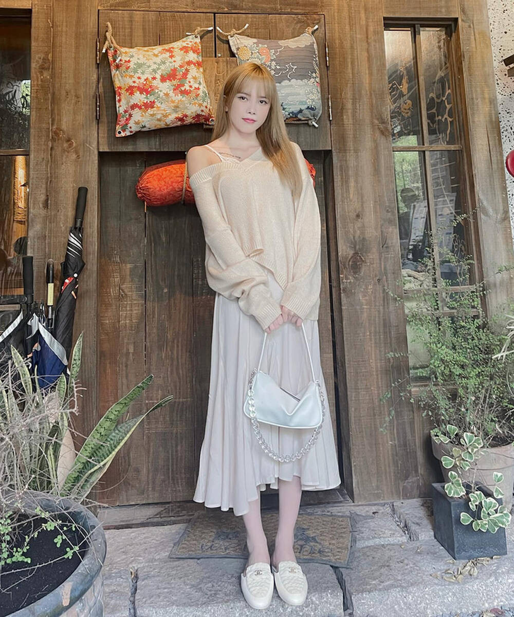 Khi khác, cô nàng ưu ái set đồ với áo tay dài mix cùng chân váy suông.