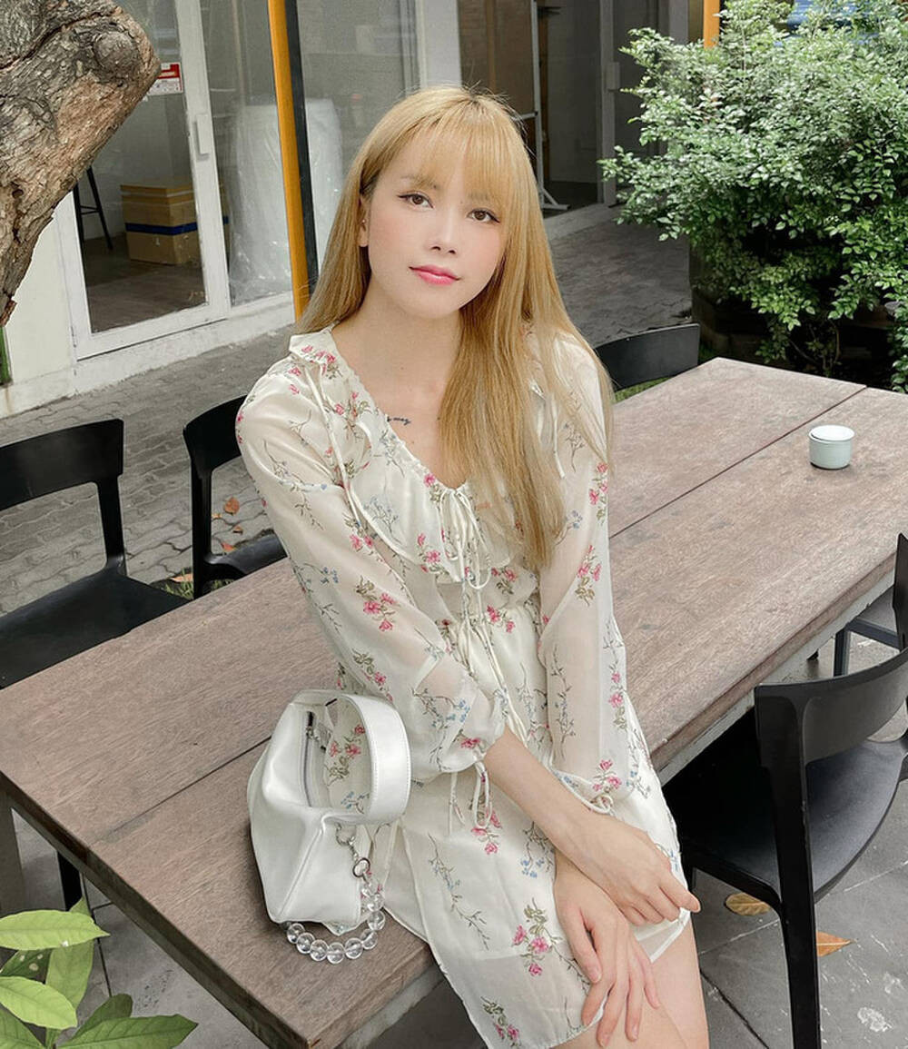 Các họa tiết hoa nhí, chất liệu voan nữ tính, "bánh bèo".