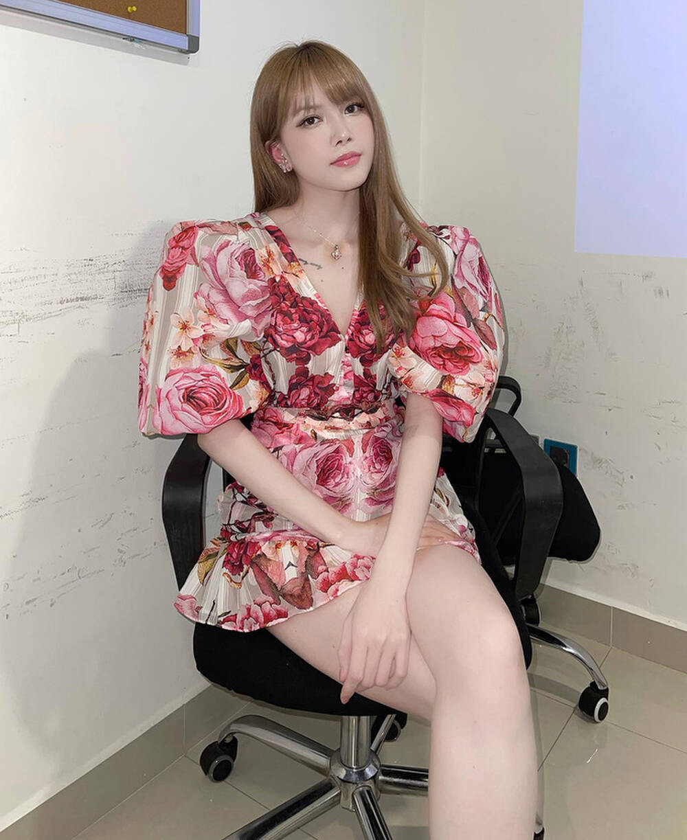 Sự thay đổi phong cách thời trang của người đẹp 9X khiến nhiều người mê mẩn.