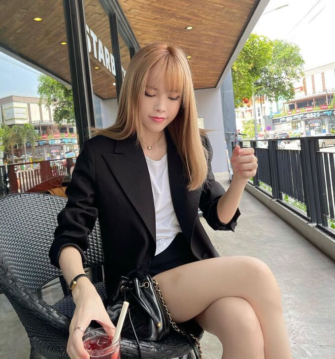 Diện blazer, Thiều Bảo Trâm tiết chế phụ kiện, tạo hình ảnh dịu dàng, đằm thắm.