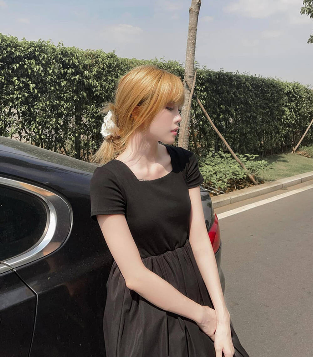 Gam màu đen tôn được làn da trắng sứ, đẹp khộng chút tì vết.