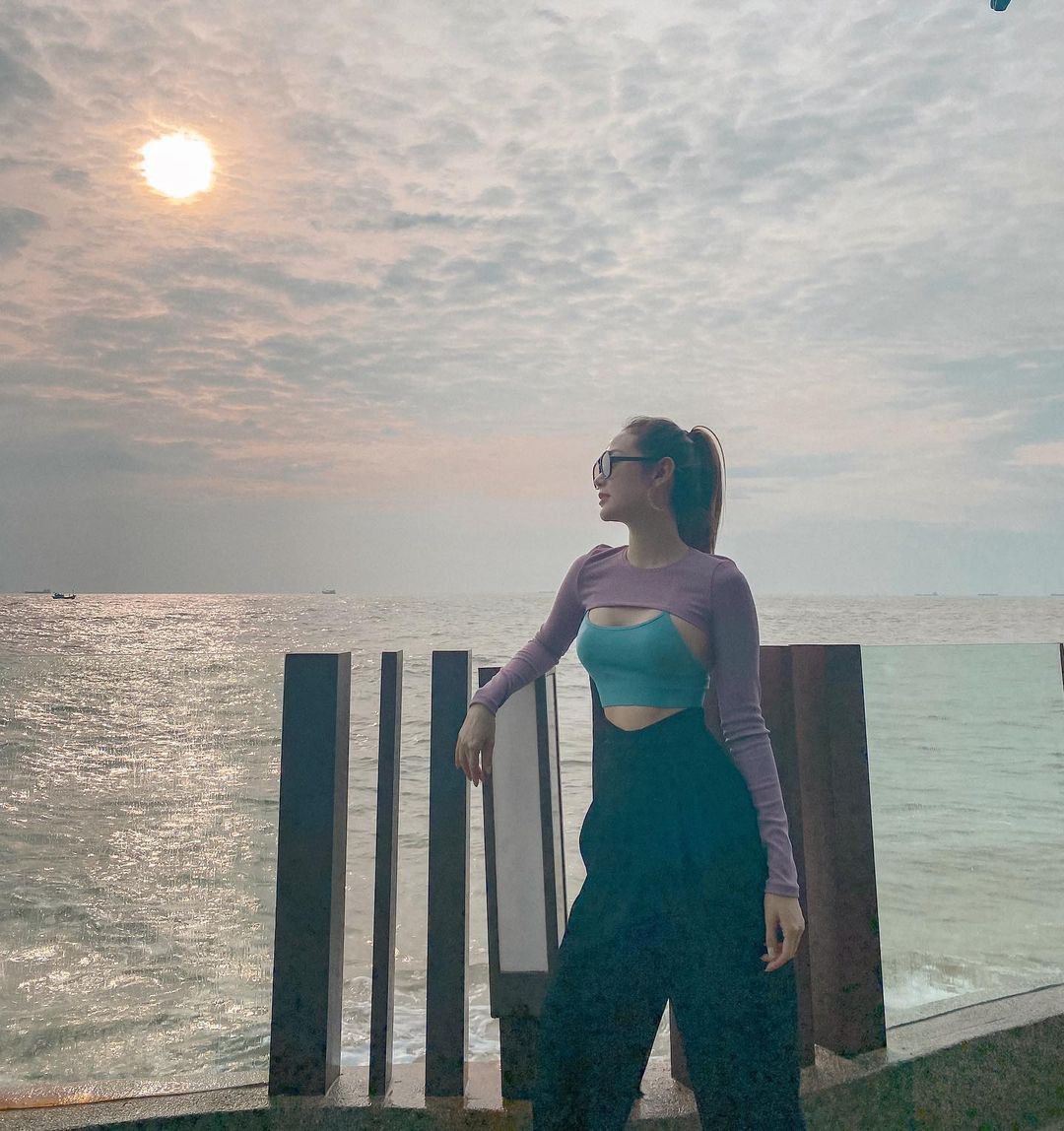 Những ngày đầu năm, Minh Hằng đăng ảnh gợi cảm với phong cách thời trang cá tính, không kém phần gợi cảm.