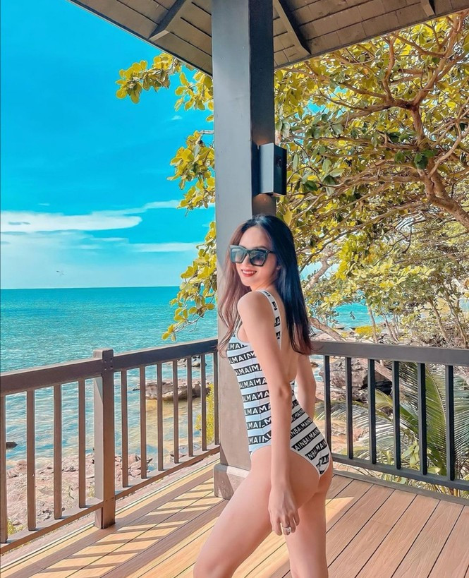 Trong kỳ nghỉ lễ đầu năm, Hoa hậu Hương Giang khoe body nóng bỏng với áo tắm một mảnh.