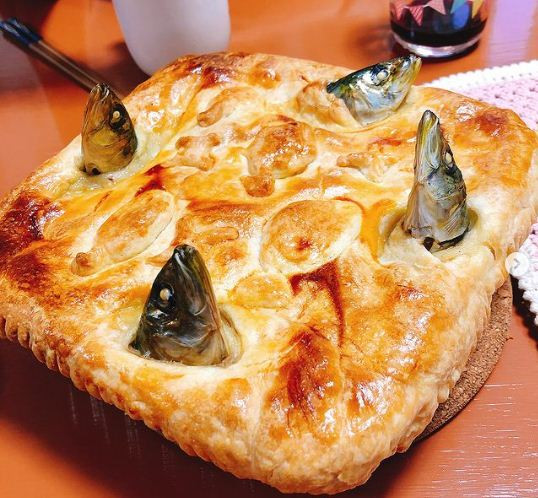 Khi đầu cá hướng lên trên, toàn bộ phần dầu và nước ngọt từ cá rỉ ra đều sẽ chảy ngược vào bánh. Nhờ đó, món ăn này càng thêm phần hấp dẫn và ngon miệng hơn rất nhiều.