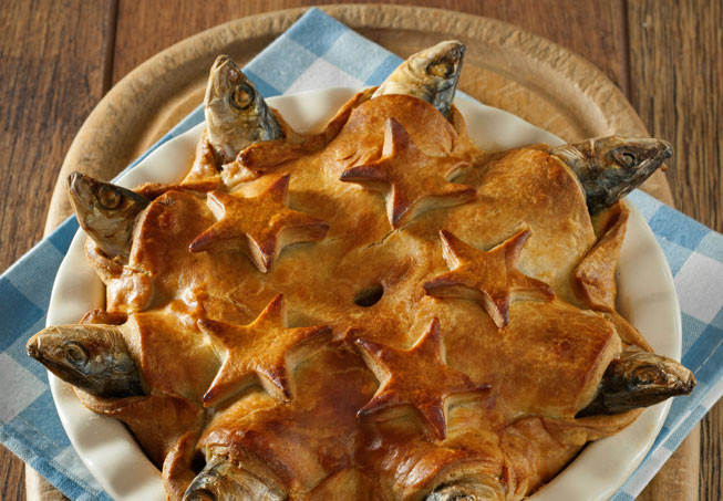 Stargazy Pie có phần nhân được làm từ nhiều loại cá khác nhau nướng với hỗn hợp thảo mộc và vỏ chanh. Toàn bộ phần này được trộn với trứng, khoai tây nghiền và kem, và phủ một lớp bánh ngọt Cornish. Đầu và đuôi cá được nhô ra ngoài lớp vỏ bánh và toàn bộ được nướng chín trong lò.