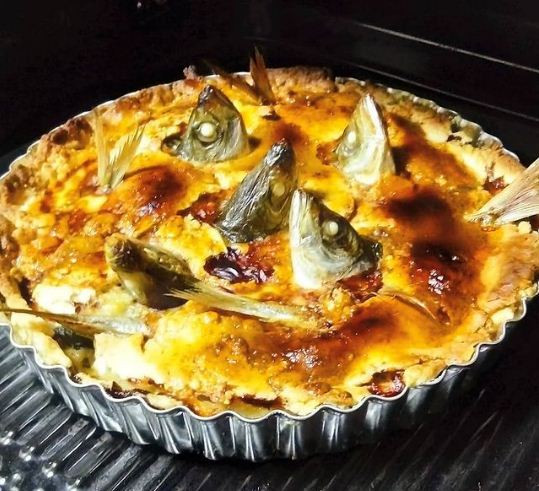 Theo truyền thống, chiếc bánh này sẽ được làm đầy kín phần nhân và bột rồi đặt đầu cá hướng lên trên mặt bánh nhằm ngụ ý để cá được nhìn thấy bầu trời.