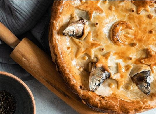 Tuy nhiên, cho dù người đầu bếp có sáng tạo món ăn này theo những cách khác hoặc thay bằng loại cá khác thì vẫn phải giữ chiếc đầu cá hướng quay đầu lên trên mặt bánh.