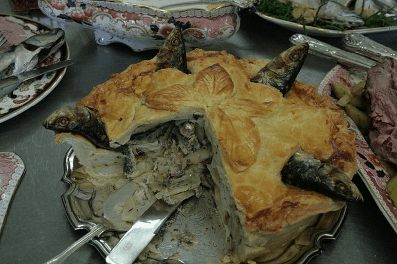 Trong khi một số người chỉ đơn giản thêm những chiếc đầu cá đơn thuần như một món đồ trang trí, thì một số đầu bếp lại cho rằng việc thêm cả con cá sẽ làm cho món Stargazy Pie trở nên tuyệt vời hơn.