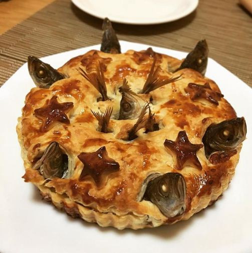 Món bánh kỳ lạ có thể khiến nhiều người khiếp sợ với những chiếc đầu cá nhô ra như đang nhìn chằm chằm lên trời.