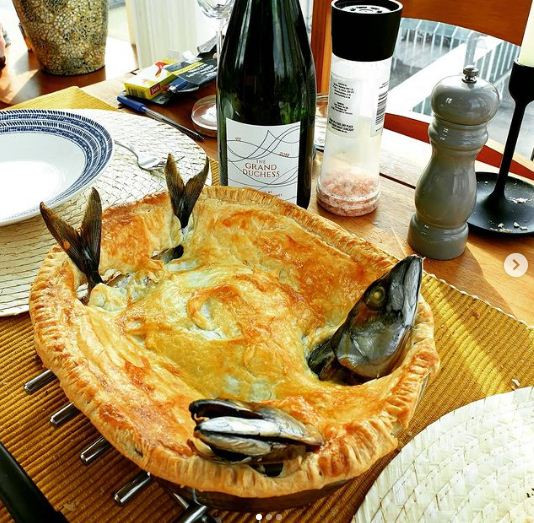 Nhiều đầu bếp còn tạo hình bánh bằng cách cho thêm phần đuôi vào chiếc bánh để tạo cảm giác như những con cá đang nhảy qua nước giữa trời bão giông.