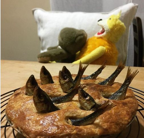 Bánh Stargazy là món bánh nướng vừa mặn vừa ngọt nổi tiếng ở xứ Cornwell, được làm từ cá mòi, trứng và khoai tây, với đầu con cá được đặt thò ra khỏi mặt bánh. Thế nên người ta gọi nó là bánh đầu cá.