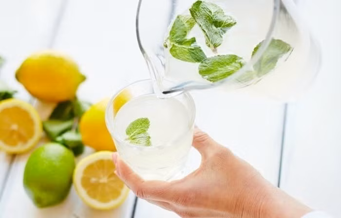 Uống quá nhiều nước chanh: Nước chanh tốt cho sức khỏe nhưng uống quá nhiều nước chanh có thể kích thích chứng ợ nóng, ảnh hưởng không tốt đến sức khỏe.