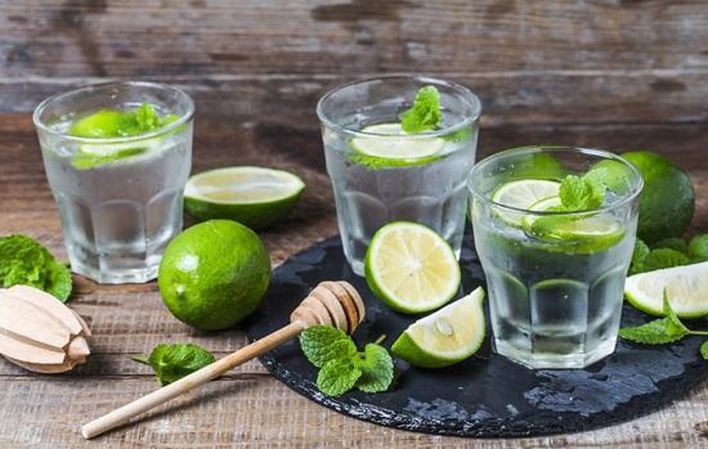 Pha nước cốt chanh với nước quá lạnh hoặc quá nóng: Nước lạnh pha với chanh khi uống có thể gây sốc cho cơ thể. Ngược lại, nếu pha với nước quá nóng có thể làm cho các enzym có lợi trong chanh bị phá vỡ, không đem lại hiệu quả khi uống. Bạn chỉ nên pha chanh với nước ấm vừa đủ thì mới có tác dụng giảm mỡ thừa, không ảnh hưởng đến dạ dày.