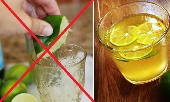 Vắt chanh lấy nước bỏ vỏ: Một sai lầm phổ biến khi uống nước chanh mà hầu hết mọi người đều mắc phải là vứt bỏ vỏ. Thực tế, vỏ chanh là một trong những phần bổ dưỡng nhất của toàn bộ loại quả này. Thay vì bỏ vỏ chanh, hãy thái lát chanh hoặc dùng máy sinh tố để nghiền cả quả khi pha chế.