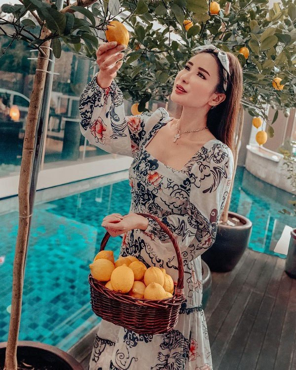 Jamie Chua thường xuyên mặc những kiểu váy áo phủ họa tiết hợp mốt và vô cùng xinh xắn.