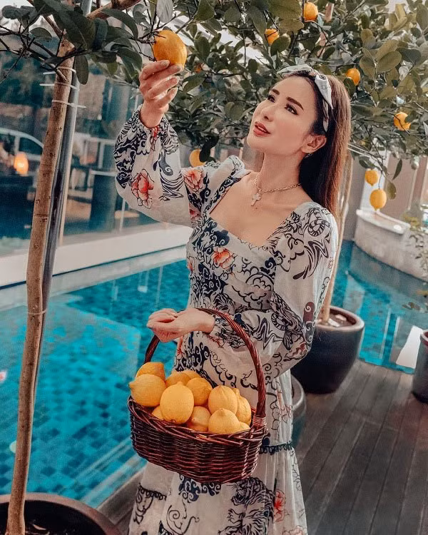 Jamie Chua thường xuyên mặc những kiểu váy áo phủ họa tiết hợp mốt và vô cùng xinh xắn.