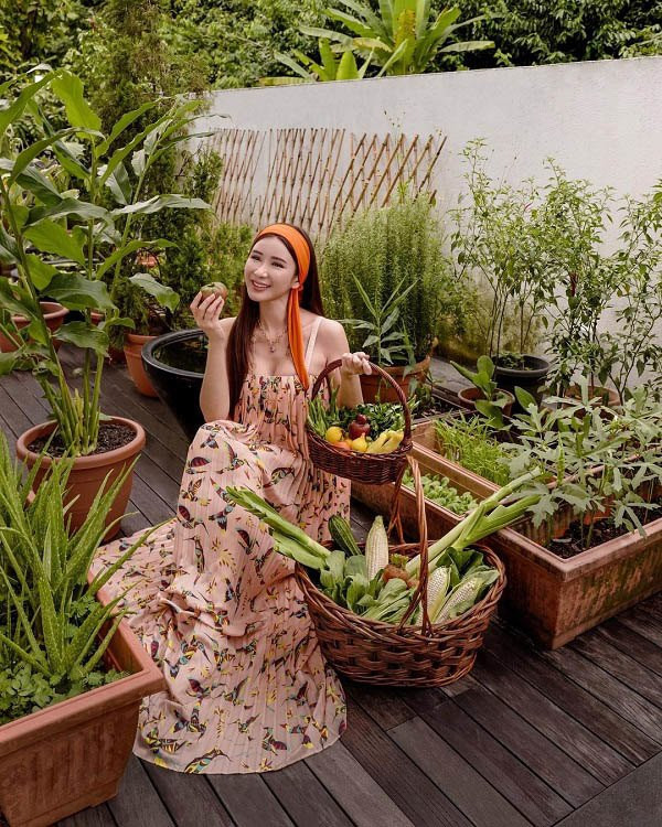 Mặc dù đã chạm ngưỡng tuổi 50 nhưng nhìn cô không khác gì gái đôi mươi nhờ nhan sắc cuốn hút, thân hình nóng bỏng và cách ăn mặc "hack" tuổi.