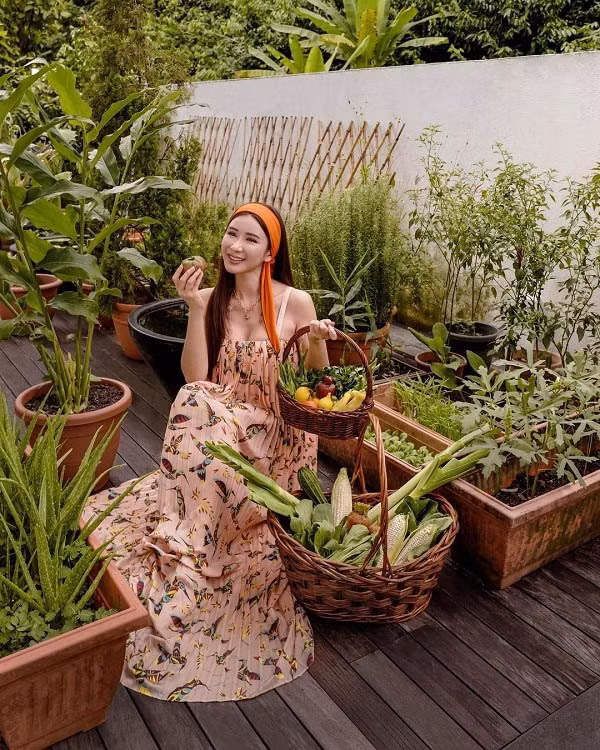 Mặc dù đã chạm ngưỡng tuổi 50 nhưng nhìn cô không khác gì gái đôi mươi nhờ nhan sắc cuốn hút, thân hình nóng bỏng và cách ăn mặc "hack" tuổi.