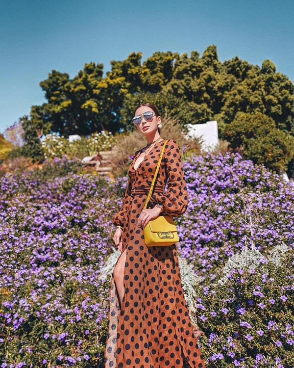 "Bà hoàng hàng hiệu" thường xuyên diện những trang phục phủ họa tiết hợp mốt.