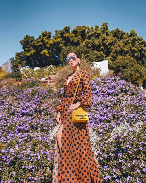 "Bà hoàng hàng hiệu" thường xuyên diện những trang phục phủ họa tiết hợp mốt.