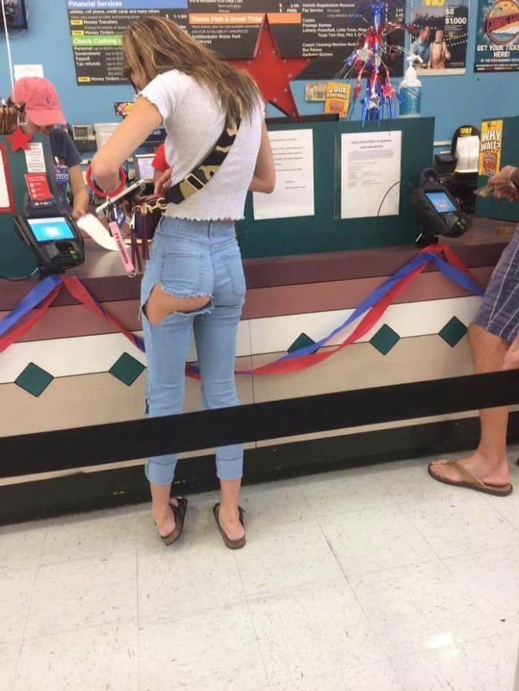 Chiếc quần jeans rách giữa mông này có lẽ không nhiều người dám mặc ra đường như cô gái này.