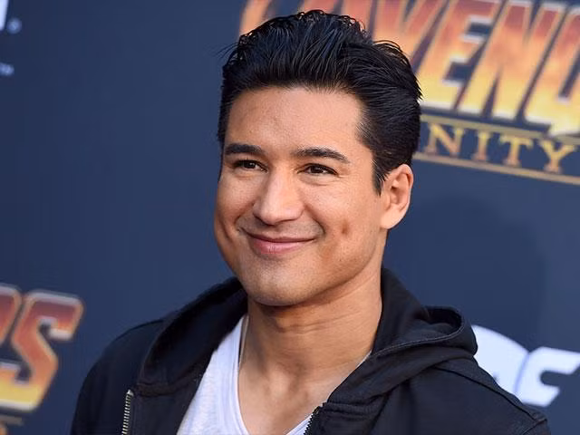 Trước khi dẫn chương trình Miss Universe 2020, nam MC Mario Lopez là cái tên không mấy xa lạ với khán giả truyền hình. Anh từng dẫn chương trình sắc đẹp như Miss Universe 2007, Miss Teen USA, Miss America, MC cho X-Factor và American Best Dance Crew.