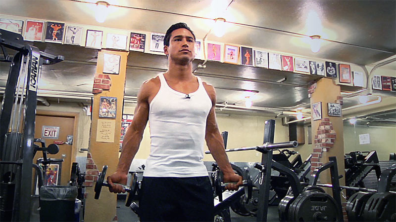 Mario Lopez luôn cố gắng duy trì tập thể thao dù lịch trình công việc bận rộn. Anh thiết kế nhiều bài tập tổng hợp cho toàn bộ nhóm cơ của vùng thân trên lẫn thân dưới.