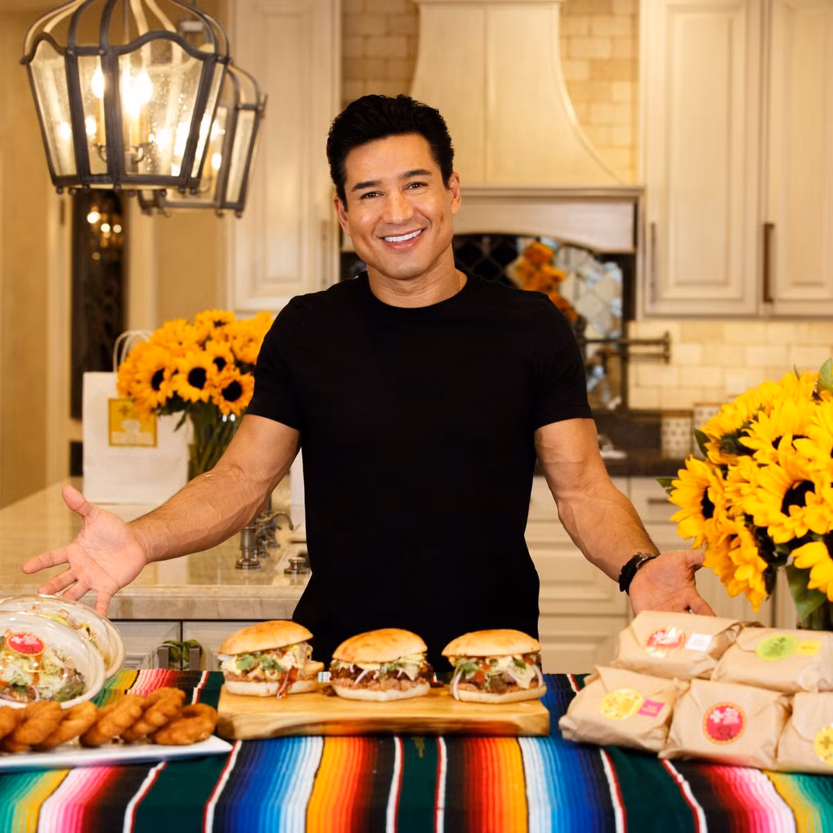 Bên cạnh tập gym, Mario Lopez tuân theo thói quen ăn uống lành mạnh để duy trì vóc dáng. Anh thích ăn thực phẩm carbs phức hợp vào buổi sáng như bột yến mạch hoặc bánh mỳ Ezekiel (bánh mỳ ngũ cốc nguyên cám).