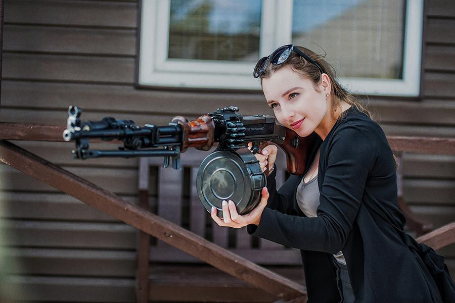 Từ một người đẹp sở hữu phong cách kín đáo, Elena Deligioz khiến người bất ngờ khi chuyển sang gu thời trang táo bạo, sexy.