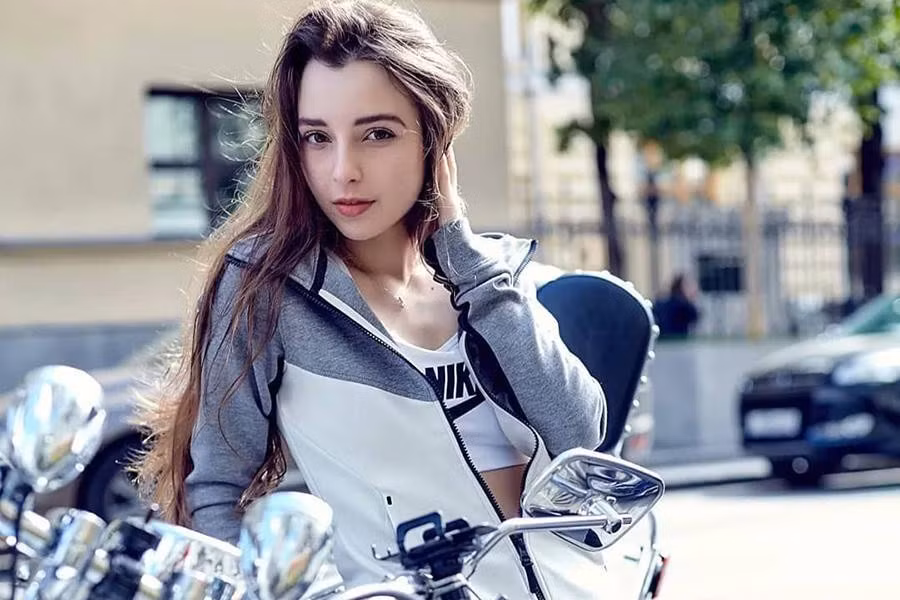 Bên cạnh sở thích về súng ống, các trang thiết bị quân sự, bông hồng Nga còn có đam mê với xe phân khối lớn.