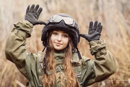 Elena Deligioz (26 tuổi, Nga) được mệnh danh "thiên thần quân đội". Cô thu hút hàng trăm nghìn người bấm theo dõi tại trang cá nhân.