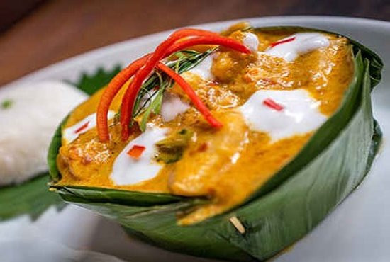 Cách làm món cá hấp Amok cũng khá tinh tế và phức tạp. Đầu tiên là mang khượng, mắm bò hóc, đường và trứng đánh thành hỗn hợp, bột nghệ, đem nấu lên cho sệt sánh lại, màu sắc hấp dẫn. Cá đem làm sạch, bỏ ruột rồi bọc nguyên miếng cá vào hỗn hợp này, dặm thêm vài chiếc lá chùm ruột rồi gói lại bằng lá chuối và đem hấp.