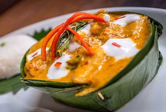 Cách làm món cá hấp Amok cũng khá tinh tế và phức tạp. Đầu tiên là mang khượng, mắm bò hóc, đường và trứng đánh thành hỗn hợp, bột nghệ, đem nấu lên cho sệt sánh lại, màu sắc hấp dẫn. Cá đem làm sạch, bỏ ruột rồi bọc nguyên miếng cá vào hỗn hợp này, dặm thêm vài chiếc lá chùm ruột rồi gói lại bằng lá chuối và đem hấp.