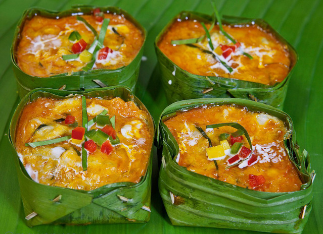 Bên cạnh đó, món ăn còn bao gồm những nguyên liệu khác như khượng, nước cốt dừa, trứng, đường thốt nốt, mắm prohock và ít lá chùm ruột (hoặc lá ngót) để tạo màu sắc hoặc hương vị cho món ăn.