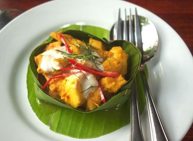 Cá hấp Amok là món ăn đặc trưng của Campuchia không chỉ được xuất hiện trong bữa ăn hàng ngày mà còn cả trong các nhà hàng sang trọng.