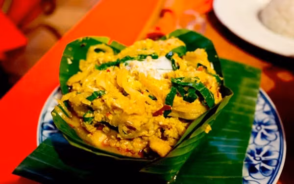 Bóc lớp lá chuối ra toả ra mùi khói và thơm nức mũi. Ăn thử một miếng, bất cứ ai cũng sẽ bị cuốn hút bởi cả hương lẫn vị. Đó là chút vị bùi của cá, hương thơm của lá chuối, vị bùi của trứng và chút béo của nước cốt dừa, chất ngọt thanh của đường thốt nốt cực kỳ lạ miệng.