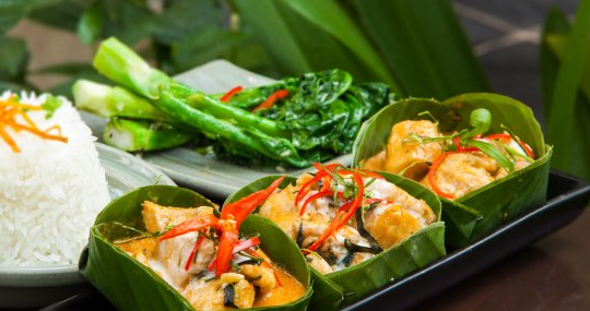 Màu vàng của nghệ và các nguyên liệu nấu lên tạo cho cá hấp Amok một màu sắc cực kỳ đẹp mắt. Món ăn này ngon hơn khi ăn lúc còn nóng và phải ăn kèm cơm nếp cùng ly rượu lá cọ mới thực sự là "cực phẩm".