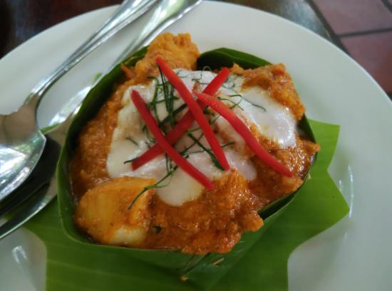 Khi thưởng thức món ăn này bạn cũng phải chậm rãi, từ tốn ăn từng miếng để những vị ngon tan dần trong miệng. Như thế mới có thể cảm thấy hết được trọn vẹn sự kết hợp tinh túy, tuyệt vời của hai nguyên liệu tưởng chẳng liên quan: cá và dừa. Ảnh: IT.