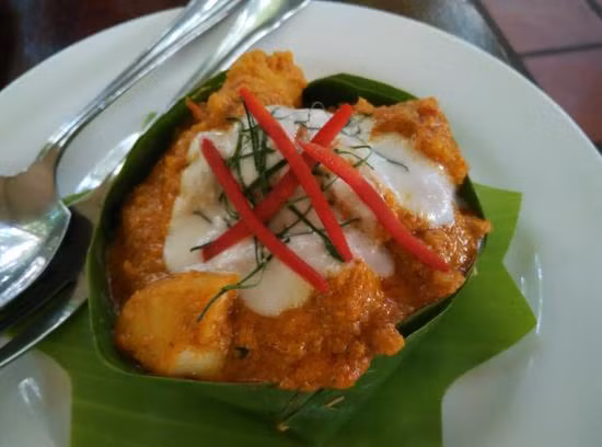 Khi thưởng thức món ăn này bạn cũng phải chậm rãi, từ tốn ăn từng miếng để những vị ngon tan dần trong miệng. Như thế mới có thể cảm thấy hết được trọn vẹn sự kết hợp tinh túy, tuyệt vời của hai nguyên liệu tưởng chẳng liên quan: cá và dừa. Ảnh: IT.