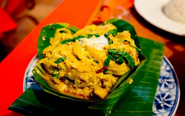 Bóc lớp lá chuối ra toả ra mùi khói và thơm nức mũi. Ăn thử một miếng, bất cứ ai cũng sẽ bị cuốn hút bởi cả hương lẫn vị. Đó là chút vị bùi của cá, hương thơm của lá chuối, vị bùi của trứng và chút béo của nước cốt dừa, chất ngọt thanh của đường thốt nốt cực kỳ lạ miệng.