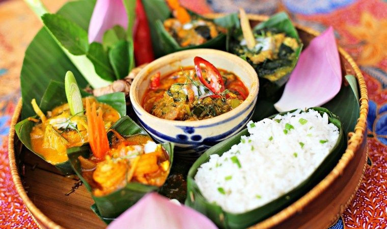 Trước khi mang ra ăn, người ta sẽ cho thêm một muôi nước cốt dừa và vài lát ớt để cá hấp Amok sẽ thơm hơn. Một mùi thơm được hoà quyện bởi nước cốt dừa, ớt, mắm cá, mùi đường cực kỳ hấp dẫn khiến bạn muốn ăn ngay lập tức.