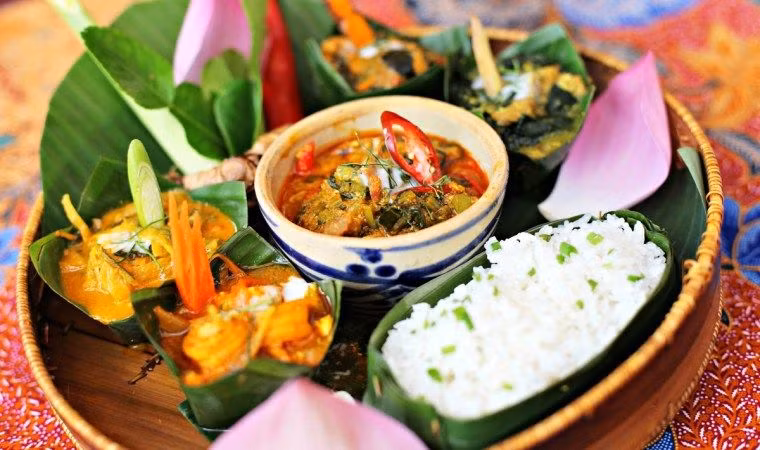 Trước khi mang ra ăn, người ta sẽ cho thêm một muôi nước cốt dừa và vài lát ớt để cá hấp Amok sẽ thơm hơn. Một mùi thơm được hoà quyện bởi nước cốt dừa, ớt, mắm cá, mùi đường cực kỳ hấp dẫn khiến bạn muốn ăn ngay lập tức.