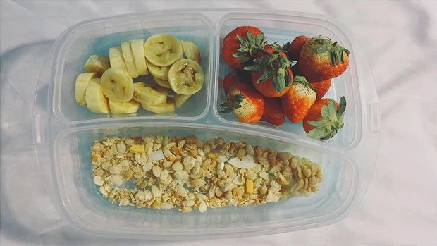 Nắm bắt quy tắc cơ bản để giảm cân là lượng calo nạp vào phải ít hơn lượng calo tiêu thụ nên Mai Hương giảm dần lượng đồ ăn, đặc biệt là những món kém lành mạnh như đồ chiên xào, nước ngọt...