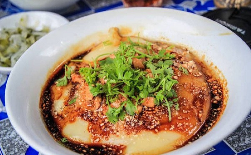 Bánh canh đậu hũ (Hto-hpu nwe): Đây cũng là một món ngon mang đậm phong cách của ẩm thực Myanmar, Hto-hpu nwe là món cháo được nấu từ một loại đậu trồng tại Myanmar, sau đó sẽ được phủ lên trên một lớp bột màu vàng, ớt bột và rau thơm. Ngoài ra, thực khách cũng có thể ăn kèm với thịt lợn hoặc thịt gà, tăng hương vị thơm ngon cho món ăn.