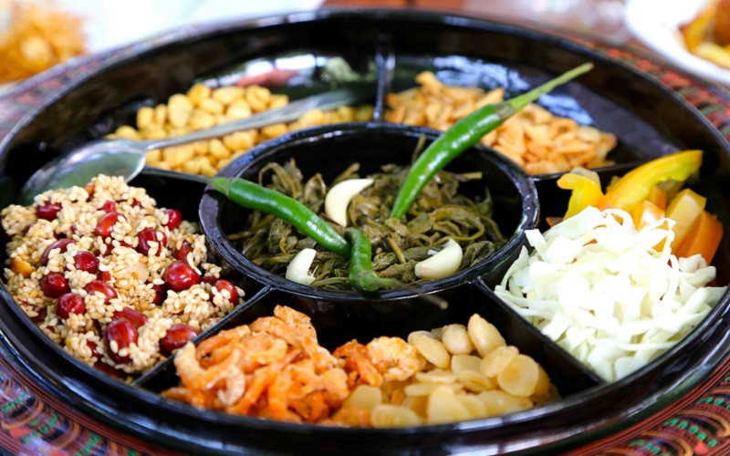 Salad lá trà: Một trong những món ăn ngon ở Myanmar nổi tiếng tiếp theo là món salad lá trà muối. Các lá trà muối có vị chua chua, đắng đắng được trộn cùng với bắp cải thái sợi và cà chua, đậu rán giòn cùng với các loại hạt còn có chút dầu tỏi, ớt, tỏi tươi thái lát. Món này có thể dùng để ăn vặt, khai vị hoặc ăn cùng với cơm như một món chính.