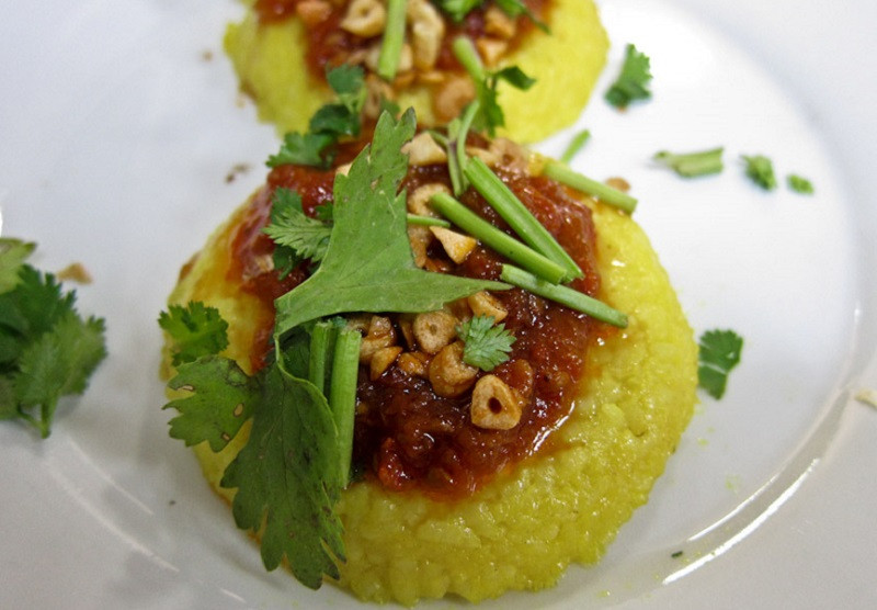 Nga htamin (Cơm cá): Nếu bạn là người ưa chuộng những món cay thì đừng bỏ qua món ngon của Myanmar mang tên Nga htamin này. Đây thực chất là món cơm được nấu từ gạo dẻo với nước nghệ, có màu vàng ươm, kết hợp cùng với nhiều gia vị cay nồng như ớt, tiêu, tỏi, thêm một khúc cá nước ngọt béo ngậy phết dầu tỏi thơm ngon.