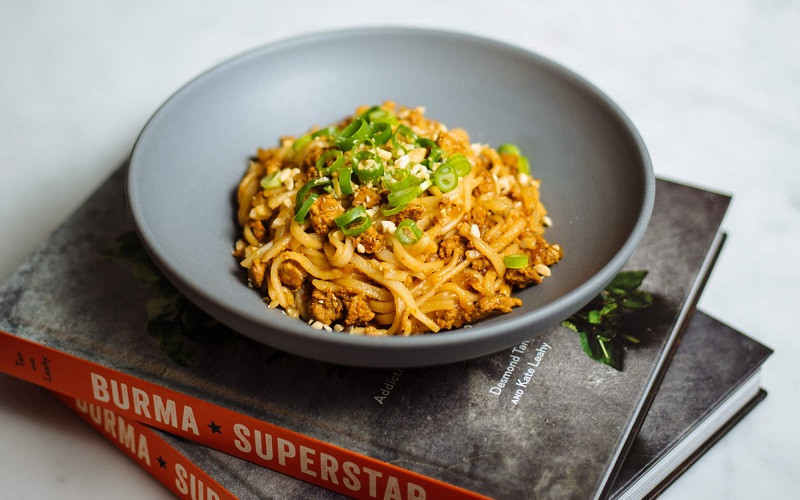 Mỳ Shan đậu phụ: Đây cũng là món ngon nổi tiếng không thể không nhắc đến của ẩm thực Myanmar. Món này có thành phần chính là đậu lăng vàng và đậu xanh, bạn có thể lựa chọn ăn cùng mì nóng, ăn lạnh với nộm hay ăn nóng, và không thể thiếu thịt gà, thịt heo, rau xanh, gia vị. Vị thanh mát, ngọt thơm rất dễ chịu khi ăn, ăn hoài chẳng thể dừng.