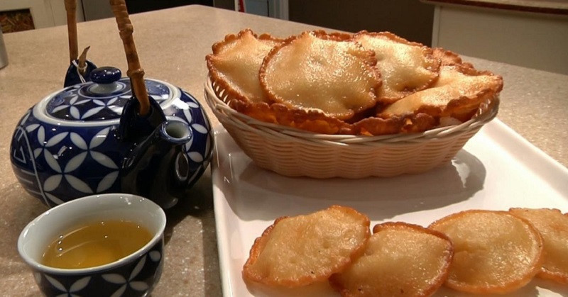 Bánh ngọt: Theo truyền thống của người Myanmar, họ sẽ thưởng thức bánh ngọt vào buổi sáng hay vào tiệc trà chiều. Tuy nhiên một điểm khá thú vị của bánh ngọt Myanmar là không phải làm từ đường mà đến từ những nguyên liệu khác như cùi dừa, nước cốt dừa, gạo nếp và trái cây, cho vị ngọt nhẹ và rất hấp dẫn.